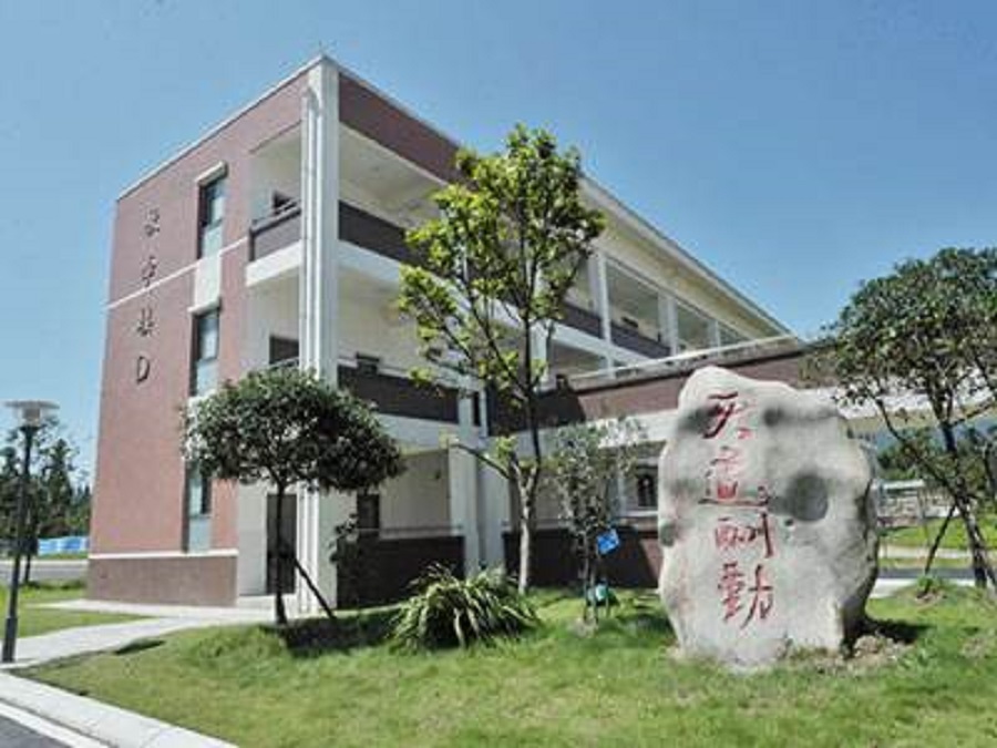 青城山高級中學(xué)校園環(huán)境怎么樣？