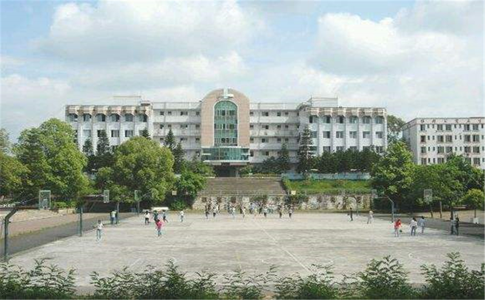內(nèi)江十中學(xué)校環(huán)境怎么樣？