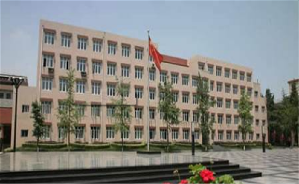 成都西藏中學(xué)高中一年的學(xué)費(fèi)是多少？