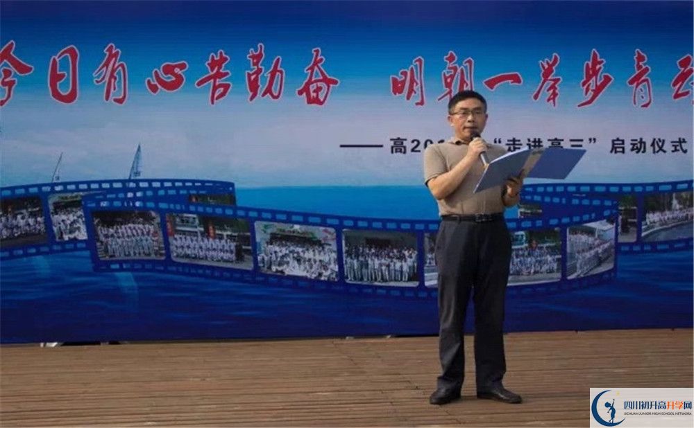 成都市田家炳中學(xué)的學(xué)費(fèi)收費(fèi)標(biāo)準(zhǔn)是多少？