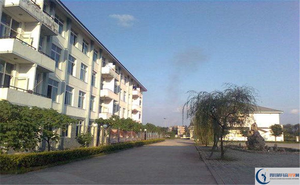 淮口中學(xué)的學(xué)費(fèi)一期是多少？
