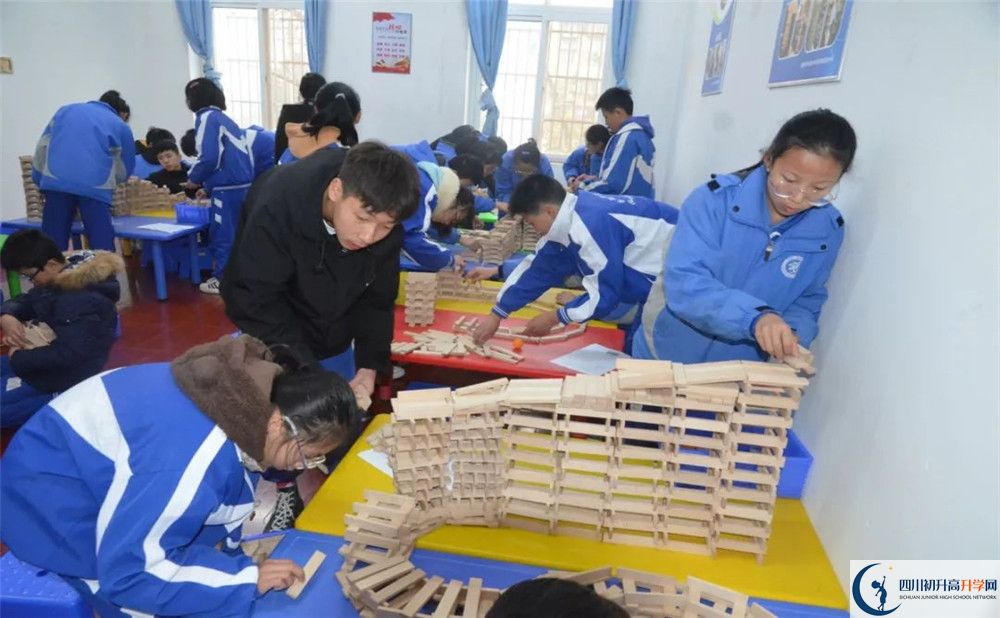 成都華西中學(xué)實(shí)驗(yàn)班人數(shù)是多少？