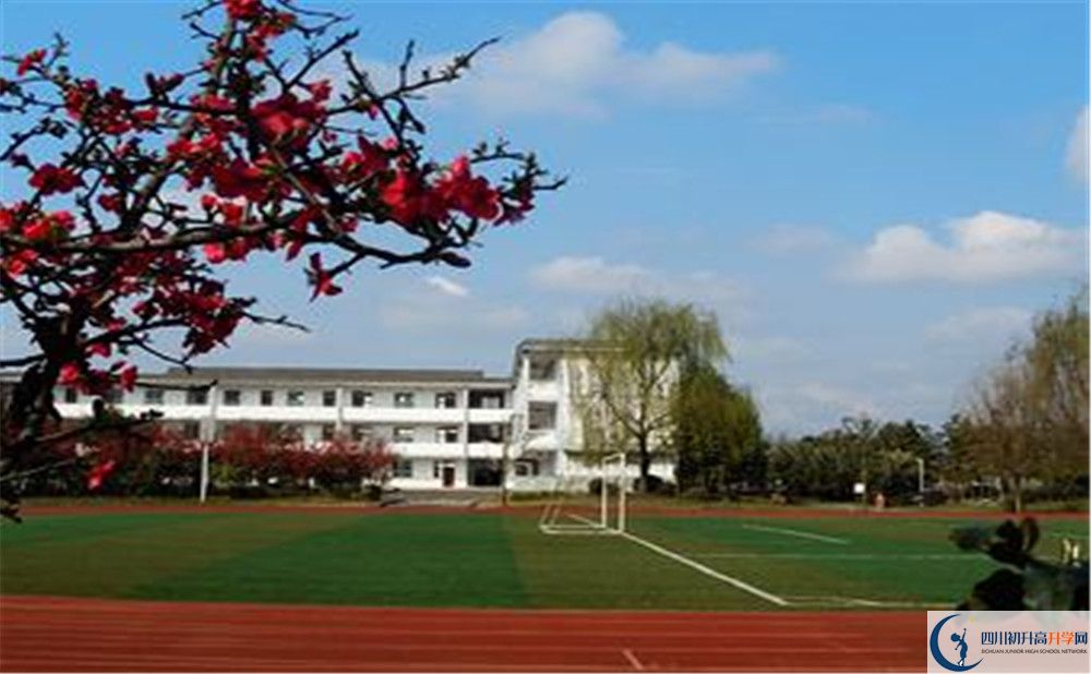 郫縣三中在校學(xué)生總?cè)藬?shù)是多少？