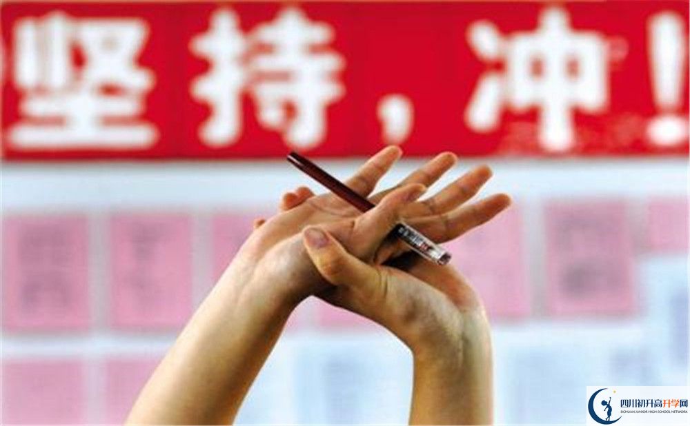成都市龍泉中學(xué)今年的學(xué)費(fèi)怎么收取，是否變化？